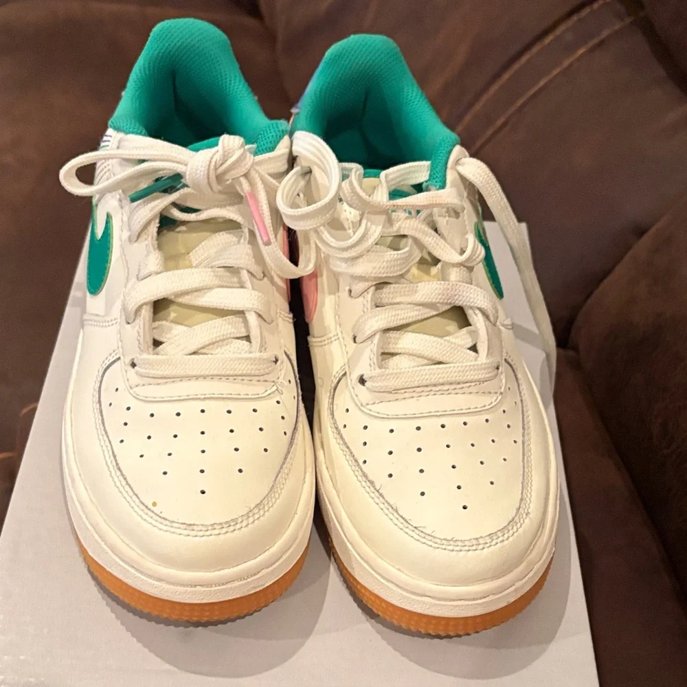 Nike Air Force 1 Low - Cream and Teal